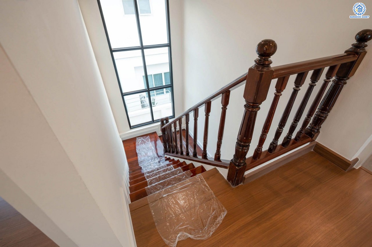 บ้านมือสองตกแต่งใหม่ โครงการ กฤษดานคร เลค แอนด์ พาร์ค บรมราชชนนี-พุทธมณฑลสาย3 เนื้อที่ 75 ตร.ว. บนพื้นที่ใช้สอย 121 ตร.ม. ฟังก์ชัน 3 ห้องนอน 2 ห้องน้ำ จอดรถได้ 2 คัน พร้อม 1 ห้องอเนกประสงค์บนทำเลศักยภาพเชื่อมต่อหลายเส้นทาง ใกล้เซ็นทรัลปิ่นเกล้า ม.มหิดล และทางด่วน "ศรีรัช"